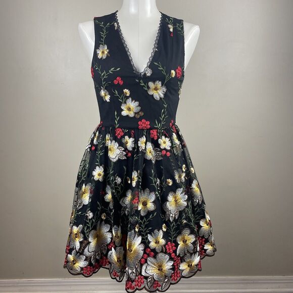 Alice + Olivia Becca Pouf Dress Embroidered Flower Black Dress Size 0 - Picture 2 of 13